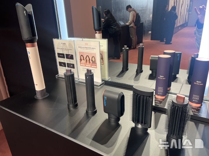 [서울=뉴시스]이현주 기자 = 28일 서울 성수동 체험행사장에 전시된 에어스무스2x™ 스타일링 노즐, 패스트 드라이어 2x, 30㎜ 코안다2x™ 컬링 배럴, 40㎜ 코안다2x™ 컬링 배럴, 엉킴방지 스무딩 브러시 2x, 라운드 볼륨 브러시 2x 로 구성된 다이슨 에어랩 코안다 2x™(투엑스) 멀티 스타일러 앤 드라이어. lovelypsyche@newsis.com