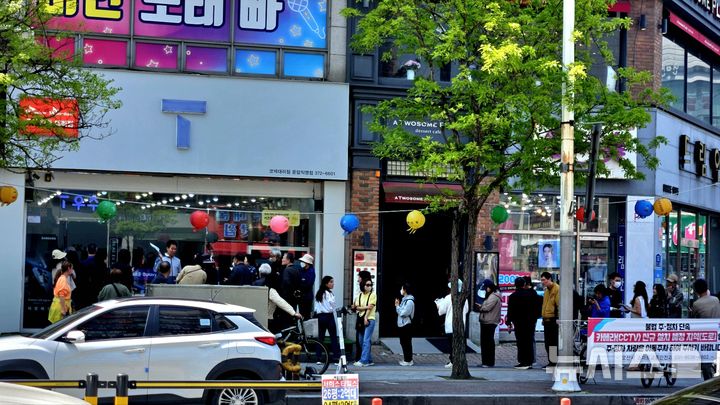 [사진=정숭환기자] 경기 오산시 원동 소재 SKT직영매장앞에 유심 교체를 위한 가입자들이 긴 줄을 이루고 있다. 2025.04.28.shjung11@newsis.com 