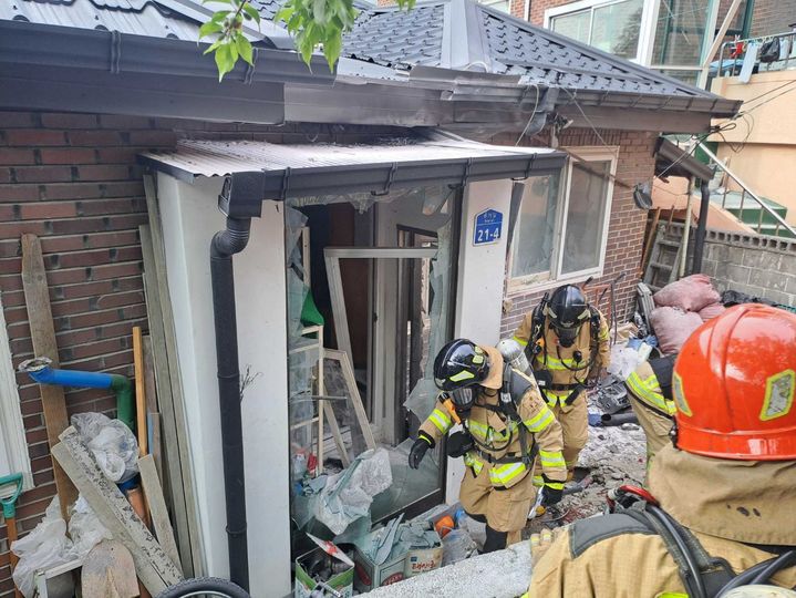 강릉의 한 주택에서 27일 포탄이 폭발해 80대 등 남여 3명이 중,경상을 입는 사고가 발생한 현장 모습.(강원도소방본부 제공) *재판매 및 DB 금지