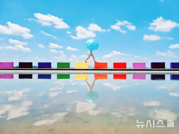 [사천=뉴시스] 차용현 기자 = 경남 사천시 대표 관광지인 알록달록 일곱색깔의 무지갯빛 해안도로가 봄철 포토 명소로 떠오르고 있다. 2025.04.28.(사진=사천시 제공)photo@newsis.com