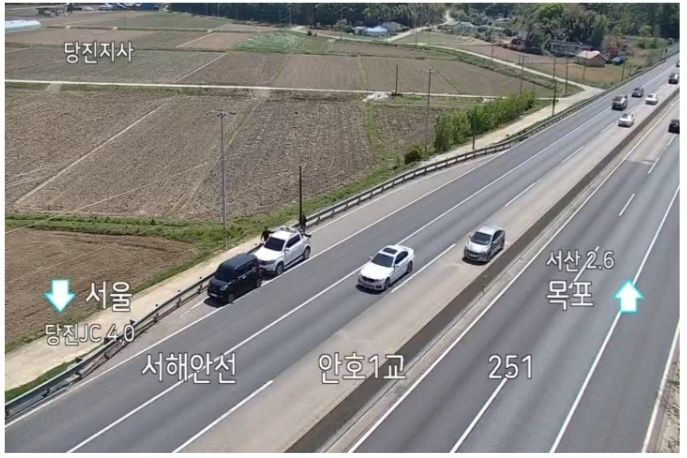 [서산=뉴시스] 김덕진 기자=28일 오전 8시4분께 난 교통사고로 정체됐던 충남 서산시 운산면 인근 서해안고속도로 상행선이 오후 1시30분 기준 원활한 소통상태를 보이고 있다. (사진=고속도로 CCTV앱 [서해안선] 안호1교 영상 갈무리) 2025.04.28. photo@newsis.com *재판매 및 DB 금지