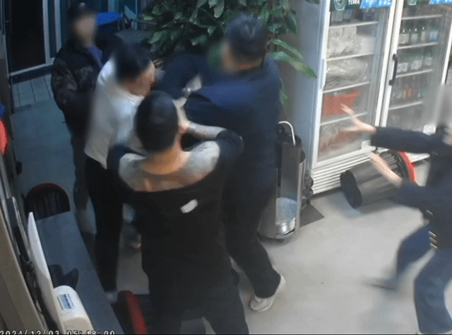 [인천=뉴시스] 간석식구파, 부평식구파 등 조직원 5명이 지난해 12월 인천 연수구 한 식당에서 집단 난투극을 벌이고 있다. (영상=인천지검 제공) 2025.04.28. photo@newsis.com *재판매 및 DB 금지 *재판매 및 DB 금지