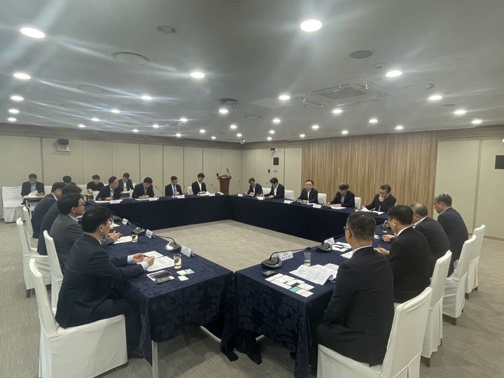 [서울=뉴시스] 서울시가 28일 김성보 행정2부시장 주재로 서울시청 8층 간담회장에서 10개 건설사 본부장급 인사 및 학계 전문가들과 간담회를 진행하고 있다. 2025.04.28 (사진 제공=서울시) photo@newsis.com *재판매 및 DB 금지