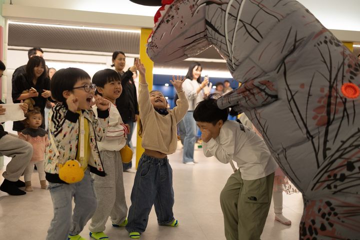 [서울=뉴시스] 넥슨은 사내 어린이집 '도토리소풍 넥슨 어린이집'에서 5월 가정의 달을 기념해 가족행사를 열었다고 28일 밝혔다. 사진은 경기 광명시에서 열린 가족행사 (사진=넥슨 제공) *재판매 및 DB 금지