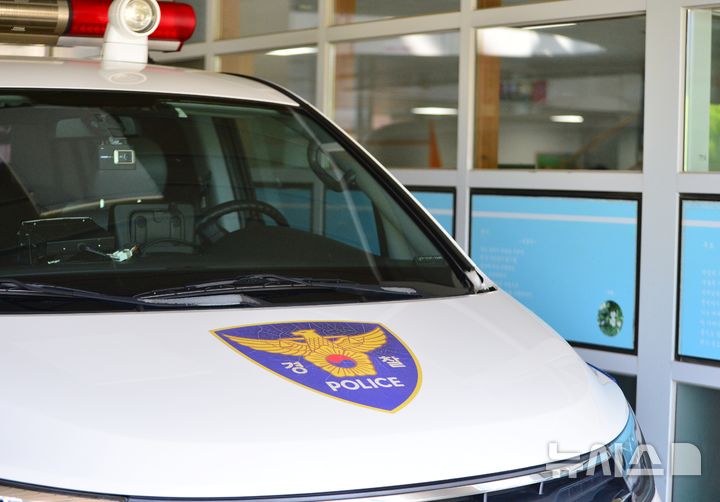 [청주=뉴시스] 서주영 기자 = 28일 흉기 난동 사건이 발생한 충북 청주의 한 고등학교에 경찰 차량이 세워져 있다. 이 사건으로 교직원 4명과 행인 2명이 부상을 입었다. 2025.04.28. juyeong@newsis.com *재판매 및 DB 금지