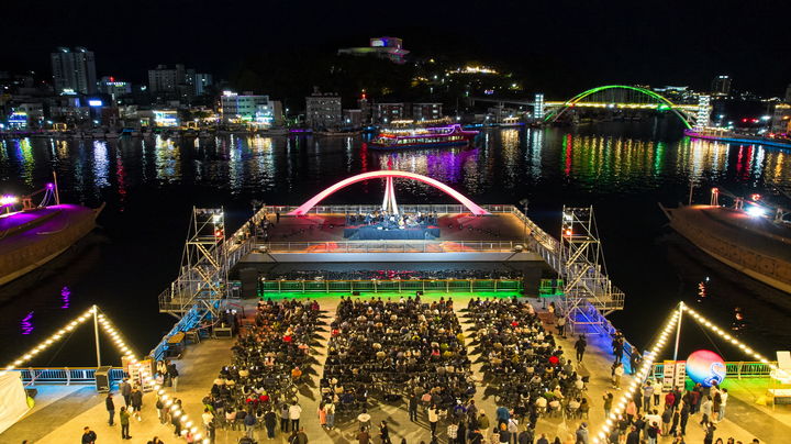 [통영=뉴시스] 신정철 기자= 경남 통영시 강구란 해상무대에서 개최된 '투나잇 통영! 즐거울 락’ 첫번째 공연이 성황리에 마무리됐다. 사진은 지난 26일 시민 및 관광객 1000여명 이상이 모인 강구안 해상무대에서 박현수(보컬), 성민제(더블베이스), 조윤성(피아노)이 함께 한 첫 번째 공연 모습.(사진=통영시 제공).2025.04.28. photo@newsis.com *재판매 및 DB 금지