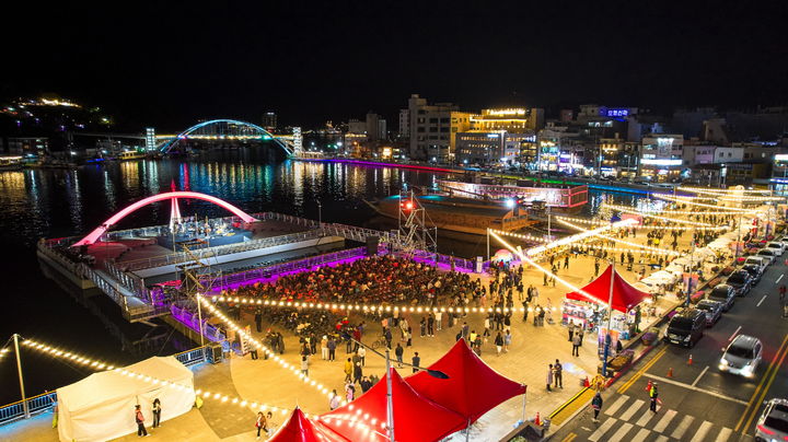 [통영=뉴시스] 신정철 기자= 경남 통영시 강구란 해상무대에서 개최된 '투나잇 통영! 즐거울 락’ 첫번째 공연이 성황리에 마무리됐다. 사진은 지난 26일 시민 및 관광객 1000여명 이상이 모인 강구안 해상무대에서 박현수(보컬), 성민제(더블베이스), 조윤성(피아노)이 함께 한 첫 번째 공연 모습.(사진=통영시 제공).2025.04.28. photo@newsis.com *재판매 및 DB 금지