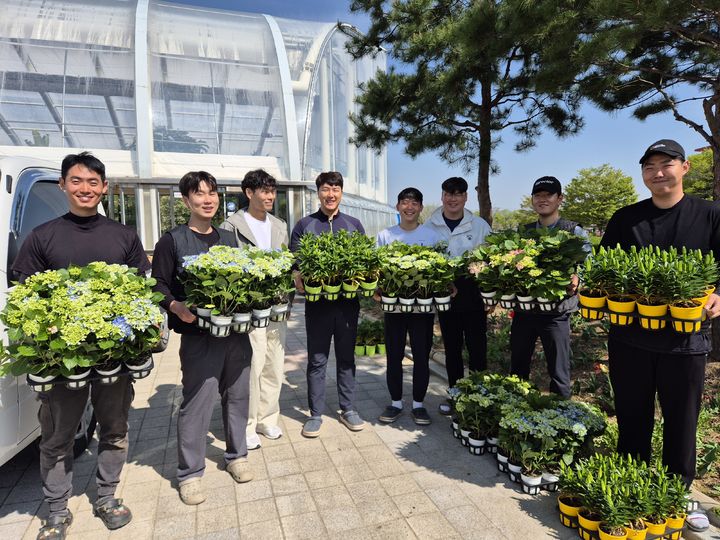 전북 진안군은 청소년들의 농업 이해 증진과 정서 함양을 위해 관내 중·고등학교를 대상으로 봄꽃 꽃묘 보급을 완료했다고 28일 밝혔다. *재판매 및 DB 금지