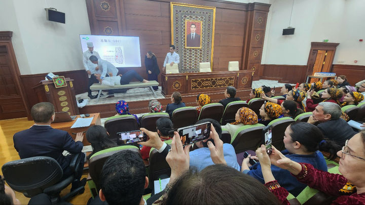 [부산=뉴시스] 부산대학교는 한의학전문대학원 교수진으로 구성된 '한의학 교육단'을 중앙아시아 투르크메니스탄에 파견, 현지 의사들을 대상으로 오는 5월2일까지 한의학 교육을 시행한다고 28일 밝혔다. (사진=부산대 제공) 2025.04.28. photo@newsis.com *재판매 및 DB 금지