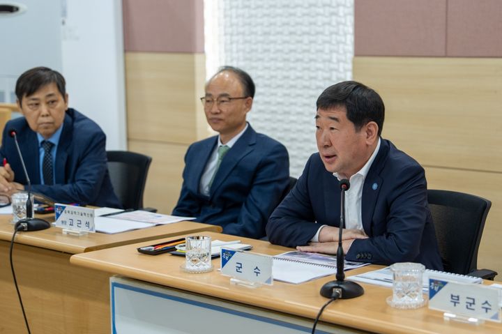 [증평=뉴시스] 28일 충북 증평군 대회의실에서 이재영 군수 주재로 4차산업기술 통합 관광 플랫폼 구축사업 마스터플랜 수립용역 최종보고회가 진행되고 있다. (사진=증평군 제공) 2025.4.28. photo@newsis.com *재판매 및 DB 금지