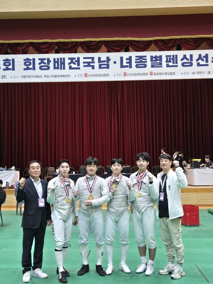 [대전=뉴시스]대전도시공사 펜싱팀이 제54회 회장배 전국남녀종별펜싱선수권대회에서 일반부 남자 플러레 단체전 우승을 차지했다. (사진=대전도시공사 제공) 2025. 04. 28 photo@newsis.com *재판매 및 DB 금지