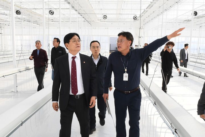 [인천=뉴시스] 박용철 강화군수가 로컬 팜 빌리지 조성 공사 현장을 둘러보고 있다. (사진=강화군 제공) 2025.04.28. photo@newsis.com *재판매 및 DB 금지