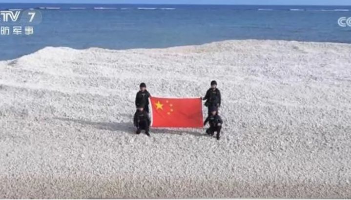 [서울=뉴시스] 남중국해 서필리핀해 ‘샌디 케이’ 암초에서 중국 해양경비대원들이 오성홍기를 펼치고 있다.(출처: CCTV) 2025.04.28. *재판매 및 DB 금지