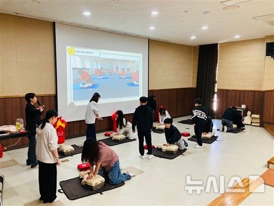 [용인=뉴시스]용인초등학교 학생들의 심폐소생술 및 안전체험교육. (사진=용인교육지원청 제공) 2025.04.28. photo@newsis.com