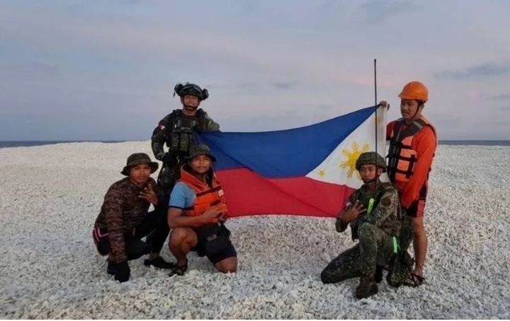  [서울=뉴시스] 필리핀 서해 국가 태스크포스(NTF-WPS)가 남중국해의 3개 모래톱에서 필리핀 국기를 펼쳐 보이는 사진을 27일 공개했다.(출처: BBC) 2025.04.28. *재판매 및 DB 금지