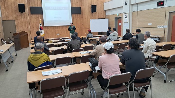 [합천=뉴시스] 합천춘란 유통판매 설명회 및 역량강화교육 (사진=합천군 제공) 2025. 04. 28. photo@newsis.com *재판매 및 DB 금지