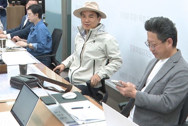 [춘천=뉴시스] 28일 강원특별자치도(도지사 김진태. 사진 오른쪽에서 왼쪽으로 두 번째))는 오는 30일 개최 예정인 기획재정부 재정평가위원회에서 안건으로 상정된 ‘포천~철원 고속도로’와 ‘원주연결선 철도’가 예비타당성조사 대상 사업으로 최종 선정될 수 있도록 강력히 촉구했다. 강원특별자치도 제공.&nbsp; *재판매 및 DB 금지