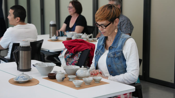 [논산=뉴시스]프랑스 디종 한글학교 학생들이 한유진에서 전통 다도 체험을 하고 있다. (사진=한유진 제공) 2025. 04. 28 photo@newsis.com *재판매 및 DB 금지