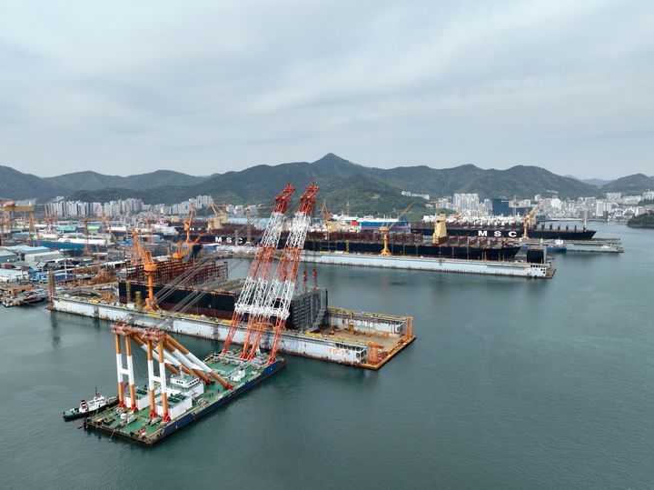 [거제=뉴시스] 신정철 기자= 한화오션 부유식 도크에서 건조되고 있는 선박 모습.(사진=한화오션 제공).2025.04.28. photo@newsis.com *재판매 및 DB 금지