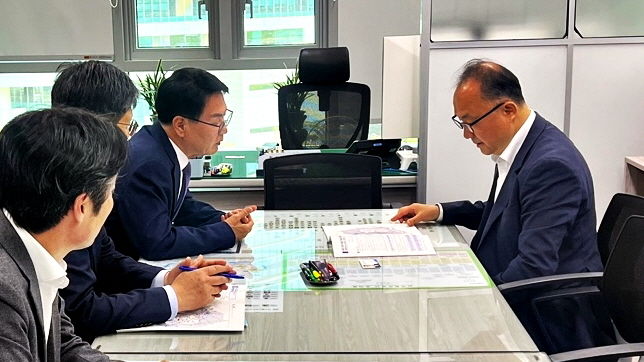 [고창=뉴시스] 28일 국토교통부를 방문해 윤진환 철도국장과 만난 심덕섭 고창군수(가운데 왼쪽)가 '서해안(새만금~목포) 철도 건설사업'의 '제5차 국가철도망 구축계획' 반영을 건의했다고 있다. *재판매 및 DB 금지