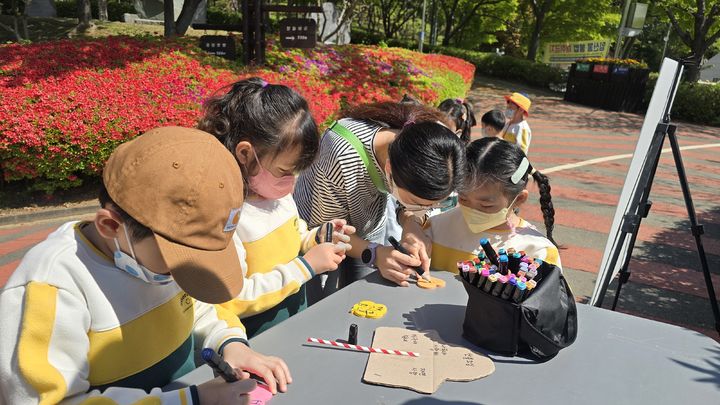 [고성(경남)=뉴시스] 신정철 기자= 경남 고성군은 28일, 고성읍 남산공원 일대에서 미래 주역인 어린이 40여명과 함께 건조한 봄철 산불예방을 위한 “타지마 산불” 캠페인을 실시했다.사진은 군내 어린이집 4개소 원아들이 손글씨와 그림으로 피켓 및 어깨띠를 제작하고 있다.(사진=고성군 제공).2025.04.28. photo@newsis.com *재판매 및 DB 금지