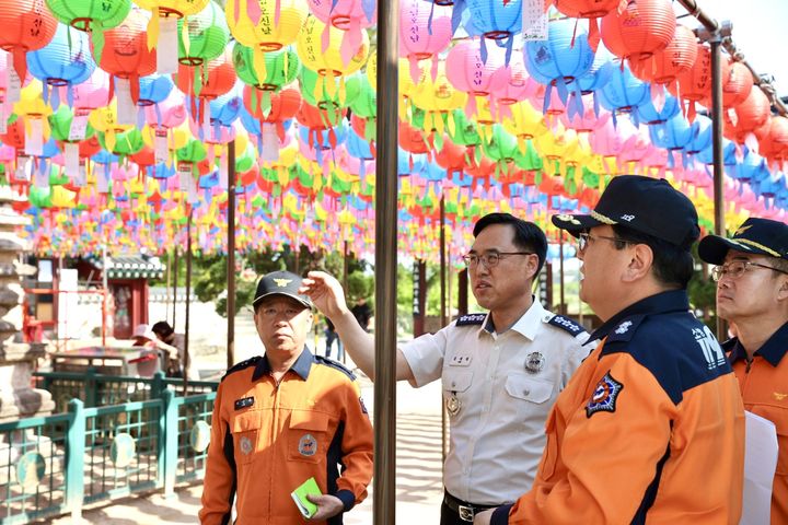 [수원=뉴시스] 경기도소방재난본부는 28일 부처님 오신 날을 맞아 여주시 신륵사에서 전통사찰 화재예방을 위한 현장안전지도를 실시했다. (사진=경기도소방재난본부 제공) 2025.04.28. photo@newsis.com *재판매 및 DB 금지