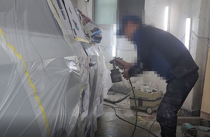 [서울=뉴시스] 신고하지 않고 단속반 감시를 피해 자동차 불법 도장을 하고 있는 A업체. 2025.04.29 (사진 제공=서울시) photo@newsis.com *재판매 및 DB 금지