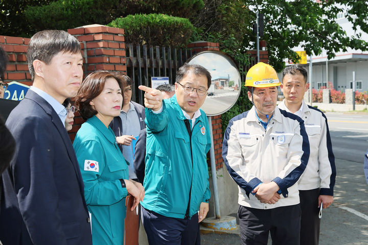 [창원=뉴시스] 강경국 기자 = 장금용 경남 창원시장 권한대행이 28일 효성중공업 4공장을 방문하고 있다. (사진=창원시청 제공). 2025.04.28. photo@newsis.com *재판매 및 DB 금지