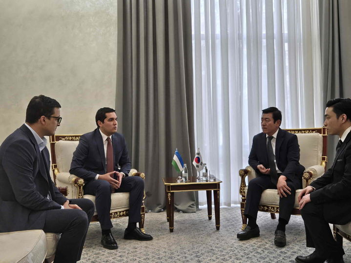 [밀양=뉴시스] 곽근석(왼쪽 세 번째) 부시장이 제4회 바크쉬 국제 예술축제를 방문해 우즈베키스탄 문화부 쇼흐루흐 악바로프 상임고문과 상임고문(왼쪽 두 번째)과 면담하고 있다. (사진=밀양시 제공) 2025.04.28. photo@newsis.com *재판매 및 DB 금지