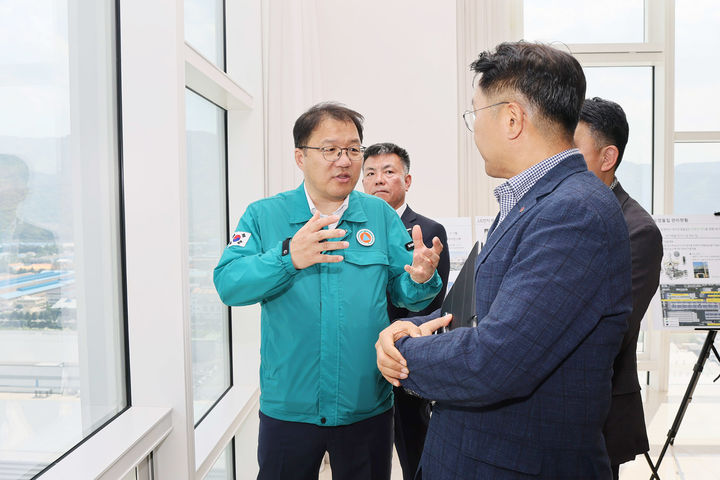 [창원=뉴시스] 강경국 기자 = 장금용 경남 창원시장 권한대행이 28일 LG전자 1공장을 방문하고 있다. (사진=창원시청 제공). 2025.04.28. photo@newsis.com *재판매 및 DB 금지