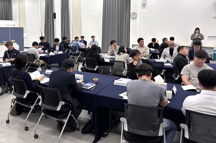 [세종=뉴시스] 한국농업기술진흥원은 지난 24일 전북 익산시 농생명ICT검인증센터에서 '2025년 농업용 로봇 실증지원사업 안내교육'을 개최했다고 28일 밝혔다. (사진=농진원 제공) 2025.04.28. photo@newsis.com *재판매 및 DB 금지