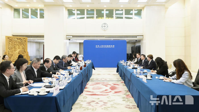 [베이징=뉴시스] 왕원타오 중국 상무부장은 27일 힐데가르트 뮐러 독일자동차산업협회 회장과 만나 양국 자동차산업 협력과 EU의 대(對)중국 전기차 상계관세 등에 대해 의견을 교환했다고 28일 중국 상무부가 전했다.(사진=중국 상무부 홈페이지 갈무리) 2025.04.28 photo@newsis.com