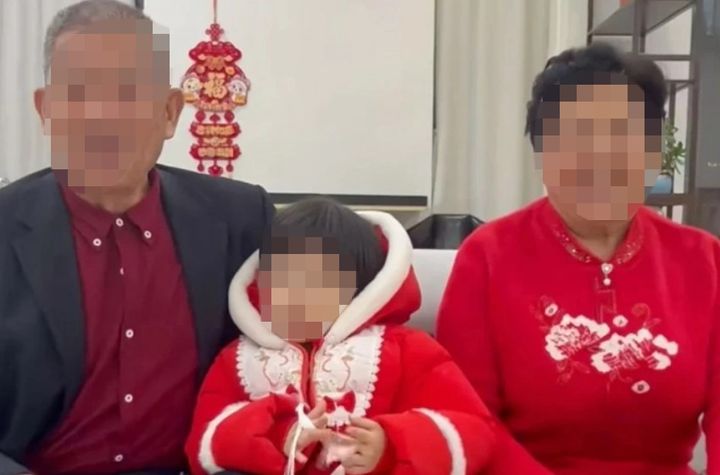 [서울=뉴시스] 26일(현지 시각) 홍콩 사우스차이나모닝포스트(SCMP)에 따르면 중국 산둥성에 거주하는 황웨이핑(74)씨와 티안신주(72·여)씨 부부의 특별한 육아 이야기가 소셜미디어(SNS) 등에서 관심을 받고 있다. (사진= VGT TV 캡처 ) 2025.04.28. photo@newsis.com *재판매 및 DB 금지