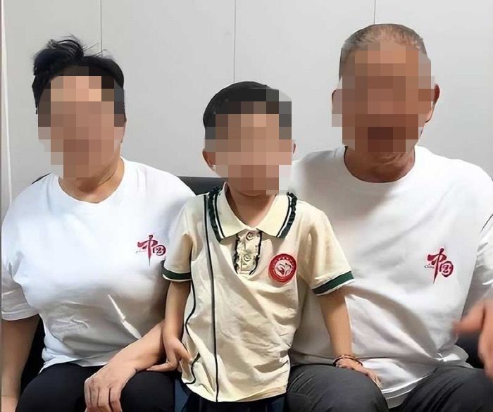 [서울=뉴시스] 26일(현지 시각) 홍콩 사우스차이나모닝포스트(SCMP)에 따르면 중국 산둥성에 거주하는 황웨이핑(74)씨와 티안신주(72·여)씨 부부의 특별한 육아 이야기가 소셜미디어(SNS) 등에서 관심을 받고 있다. (사진= VGT TV 캡처 ) 2025.04.28. photo@newsis.com *재판매 및 DB 금지