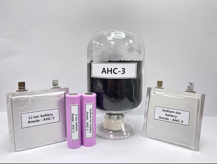 [서울=뉴시스] 전기차 캐즘(일시적 수요 정체) 여파로 어려움을 겪고 있는 배터리 업계가 에너지저장장치(ESS) 시장에 눈을 돌리는 가운데, 애경케미칼이 음극재용 하드카본으로 나트륨이온배터리(SIB) ESS 시장을 공략한다고 28일 밝혔다. (사진=애경케미칼 제공) *재판매 및 DB 금지