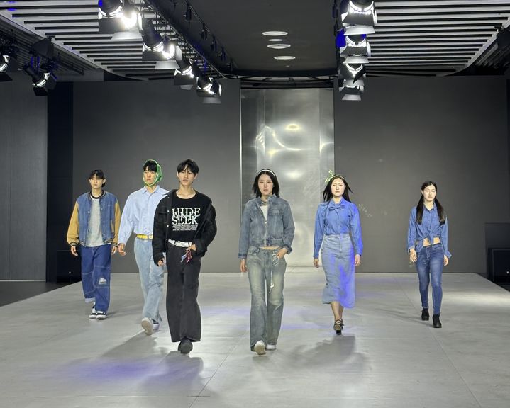서울문화예술대 모델학과 재학생들이 직접 연출한 패션쇼 무대에 서고 있다. (사진=디지털서울문화예술대 제공) *재판매 및 DB 금지