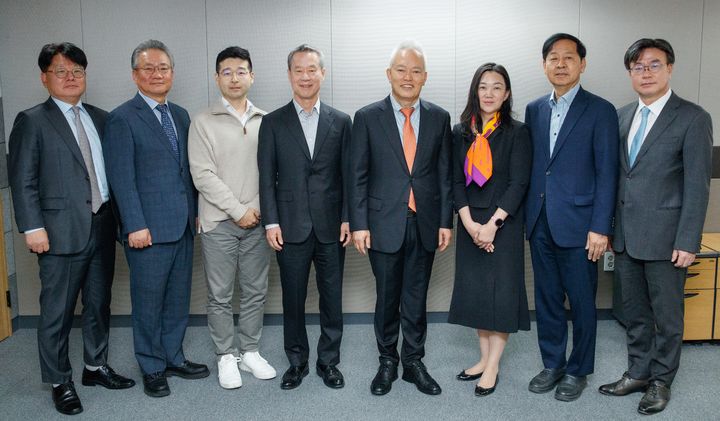 [서울=뉴시스] 28일 서울 종로구 머니투데이 본사에서 진행된 '글로벌 코리아 인사이츠' 출범 이사회에서 홍선근 머니투데이 회장(왼쪽 네번째)과 백용호 이사장(왼쪽 다섯번째)이 이사진들과 함께 기념촬영을 하고 있다. 사진 오른쪽부터 김상곤 법무법인 광장 경영총괄 대표변호사, 구윤철 서울대 특임교수, 박선영 동국대 경제학과 교수, 백 이사장, 홍 회장, 김동호 한국신용데이터 대표, 강호병 머니투데이 대표, 오동희 GK인사이츠 사무총장. (사진=GK인사이츠 제공) 2025.04.28 photo@newsis.com *재판매 및 DB 금지