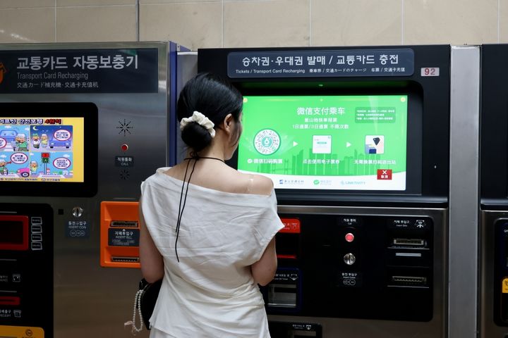 [부산=뉴시스] 중국인 방문객이 해운대역에서 위챗페이를 통해 구매한 부산도시철도 모바일승차권으로 도시철도를 탑승하고 있다. (사진=부산교통공사 제공) 2025.04.28. photo@newsis.com *재판매 및 DB 금지