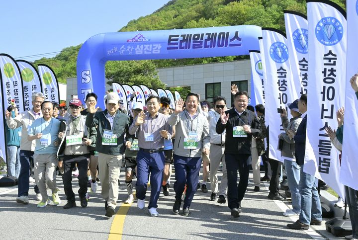 [순창=뉴시스] 지난 26일 순창군 용궐산·섬진강 일원에서 열린 제2회 섬진강 트레일레이스, 레이스 선두에 선 (앞 왼쪽부터)정동영 국회의원, 김관영 전북도지사, 최영일 군수, 손종석 군의장이 함께 출발하고 있다. *재판매 및 DB 금지