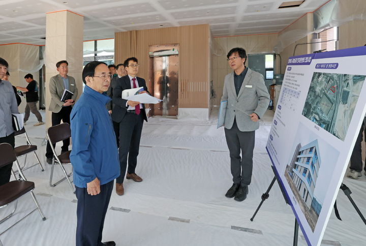 [임실=뉴시스] 임실 오수의 전북국제양궁장 전지훈련센터 현장점검에 나선 심민 군수가 관계자로부터 시설에 대한 설명을 듣고 있다. *재판매 및 DB 금지