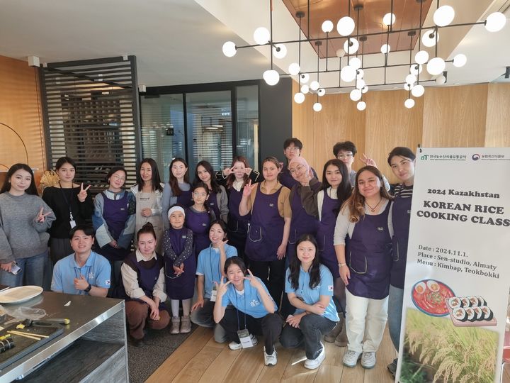 한국농수산식품유통공사(aT)의 '농식품 청년해외개척단(AFLO)'은 카자흐스탄에서 김밥과 떡볶이 시연행사 등 'K-라이스 레시피 쿠킹클래스'를 직접 운영하며 현장 마케팅을 강화했다. (사진 = aT 제공) 2025.04.28. *재판매 및 DB 금지