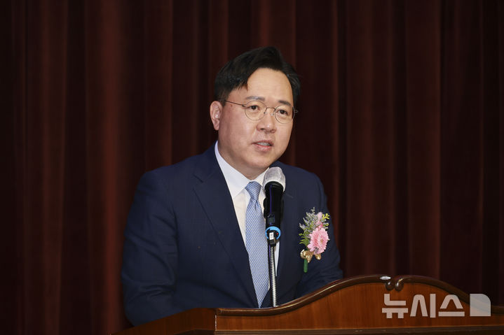 [전주=뉴시스] 전북특별자치도 제44대 최병관 행정부지사가 28일 전북도청 회의실에서 진행된 퇴임식 행사를 가진 후 김관영 전북지사 등과 기념촬영을 하고 있다. 2025.04.28 (사진= 전북자치도 제공) *재판매 및 DB 금지