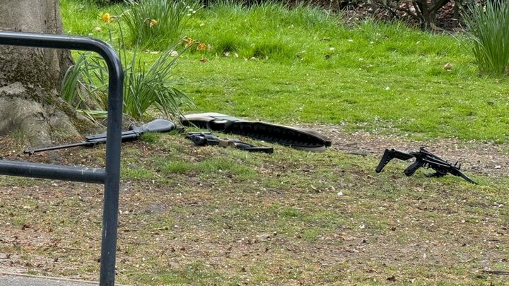 [서울=뉴시스] 영국 리즈에서 대낮부터 석궁과 총기로 난동을 부리는 사건이 발생했다. (사진=더선) 2025.04.28 *재판매 및 DB 금지