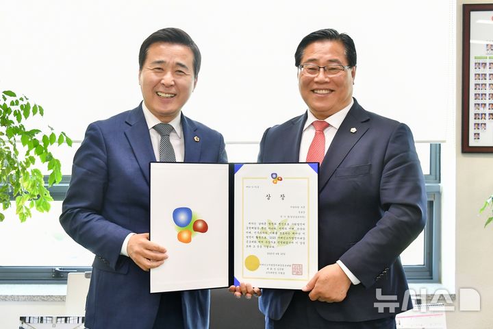 [창원=뉴시스] 경남도의회 국민의힘 전기풍(오른쪽) 의원이 28일 올해 '거버넌스 지방정치대상 공모대회' 지방의원 부문 공로상 상장을 들고 백수명 도의회 농해양수산위원회 위원장과 기념촬영하고 있다. (사진=경남도의회 제공) 2025.04.28. photo@newsis.com
