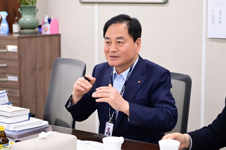 [김천=뉴시스] 배낙호 시장이 보건복지부를 찾아 내년 국비 예산 확보 방안을 논의하고 있다. (사진=김천시 제공) 2025.04.28 photo@newsis.com *재판매 및 DB 금지