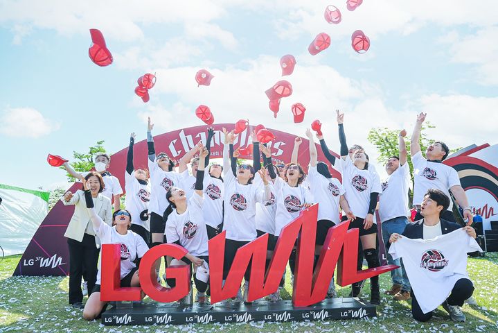 [구미=뉴시스] 대회 우승 기뻐하는 임오동 선수들. (사진=LG경북협의회 제공) 2025.04.28 photo@newsis.com *재판매 및 DB 금지