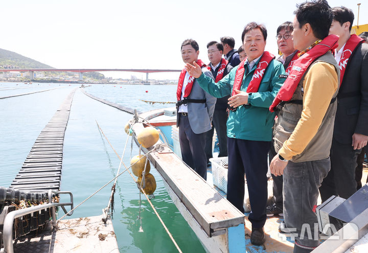 [거제=뉴시스]박완수 경남도지사가 28일 거제시 개체굴 선도양식장을 찾아 개체굴 생산 및 품질 관리 과정을 살펴본 후 양식어업인과 얘기하고 있다.(사진=경남도 제공)2025.04.28. photo@newsis.com