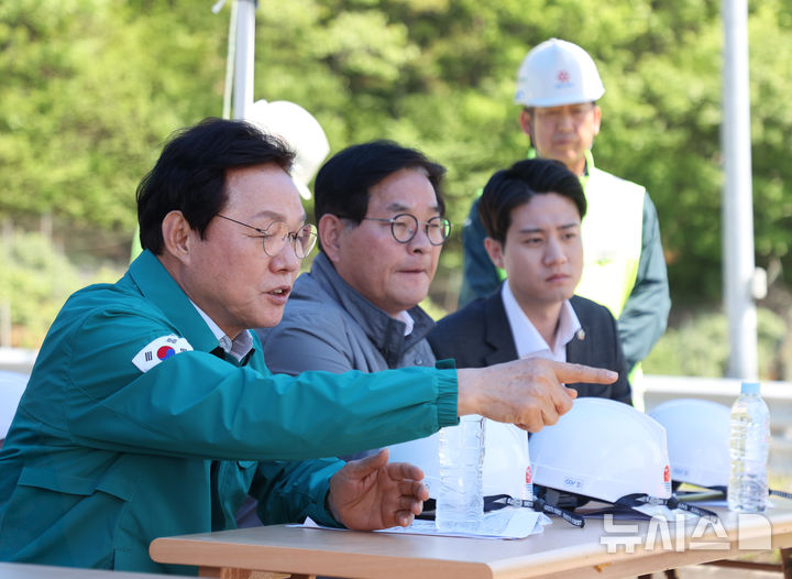 [거제=뉴시스]박완수(맨 왼쪽) 경남도지사가 28일 오후 국가지원지방도 58호선 거제시 송정IC~문동 간 도로 신설 공사 현장을 찾아 공사 관계자와 얘기하고 있다.(사진=경남도 제공) 2025.04.28. photo@newsis.com
