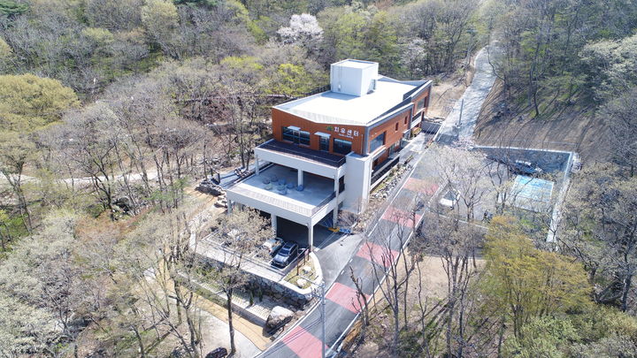 [거제=뉴시스] 신정철 기자= 거제시는 오는 5월 1일, 거제시 삼거동 일원에 조성된 ‘거제 치유의 숲’ 개장식을 개최하고 본격적인 운영에 들어간다.사진은 자연친화적 치유 공간으로 치유센터를 중심으로 치유숲길, 치유욕장, 물치유장 등 다양한 산림 치유시설을 갖추고 있는 총 59.9ha 규모의 치유의 숲 전경.(사진=거제시 제공).2025.04.28. photo@newsis.com *재판매 및 DB 금지