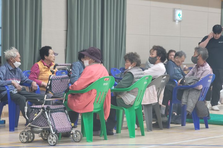 [대구=뉴시스] 이상제 기자 = 28일 오후 2시2분께 대구광역시 북구 노곡동 산12 일원에서 산불이 발생했다. 이 불로 주민들이 북구 동변중학교 강당에 대피해 있다. 2025.04.28. king@newsis.com *재판매 및 DB 금지
